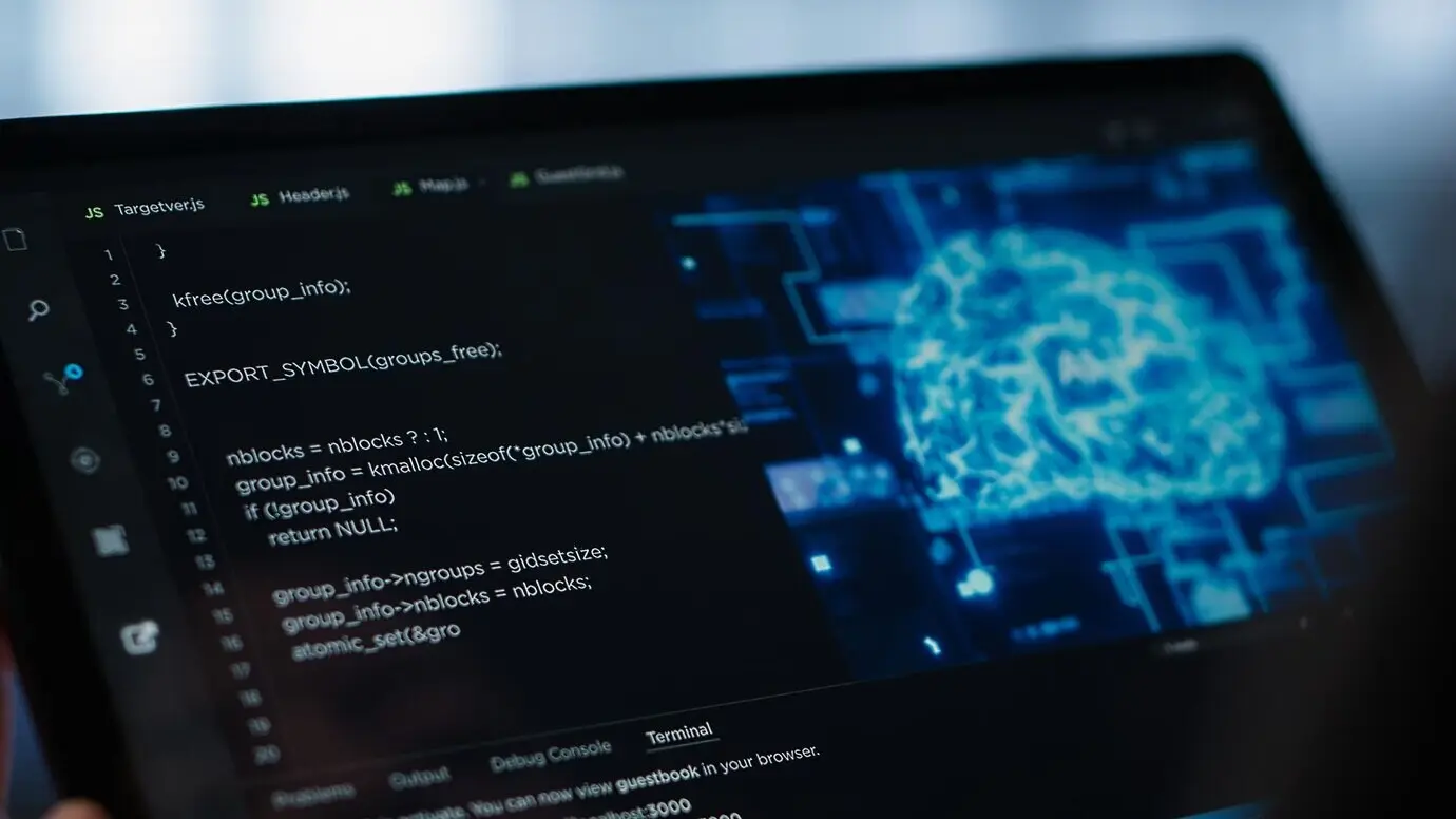 Крупный план техника дата-центра, использующего искусственный интеллект на планшете.