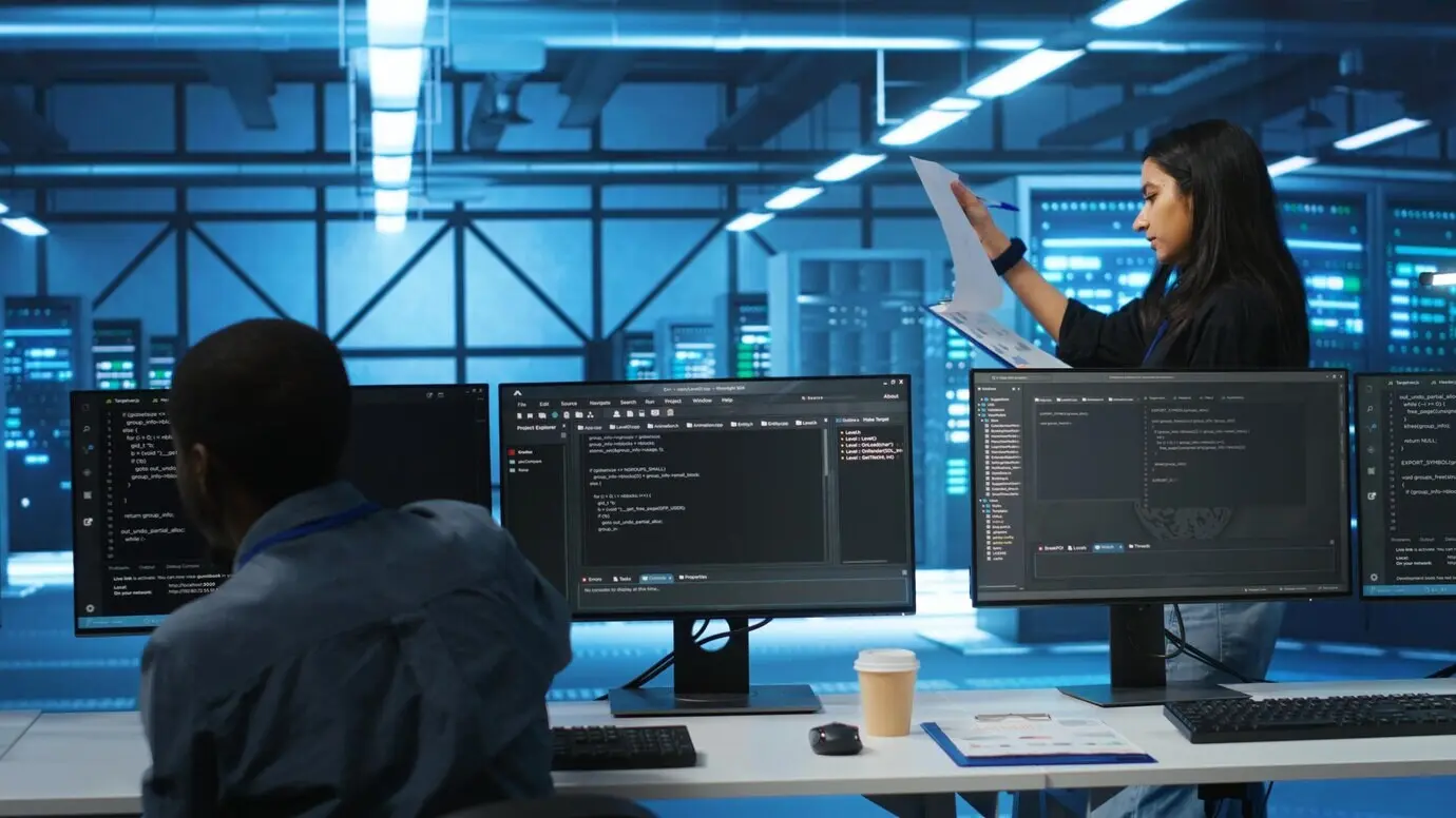 Менеджер в дата-центре проводит инспекцию электроники и сотрудников.